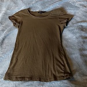 Army green form-fitting short sleeve tee